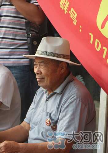 周口83岁退伍老兵和老伴一起务农  淡然面对生活