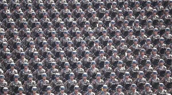 9月3日，中国人民抗日战争暨世界反法西斯战争胜利70周年纪念大会在北京隆重举行。这是徒步方队接受检阅。