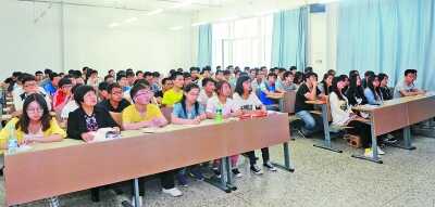 打开青年学生思想上的“锁头” 打开青年学生思想上的“锁头”