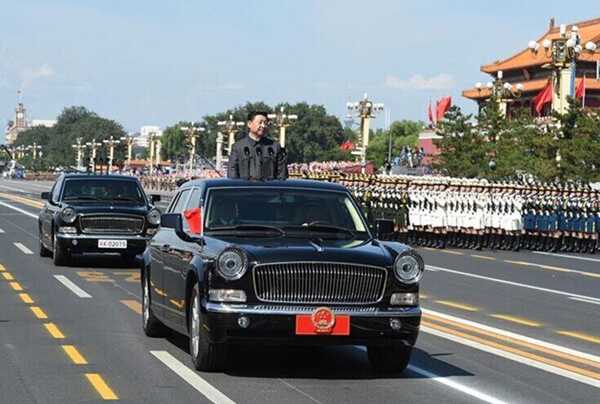 9月3日，纪念中国人民抗日战争暨世界反法西斯战争胜利70周年大会在北京天安门广场隆重举行。这是中共中央总书记、国家主席、中央军委主席习近平检阅受阅部队。 _副本