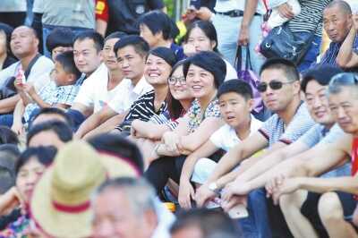 千人围坐郑州紫荆广场观看阅兵直播 85岁退伍老兵轮椅上行军礼