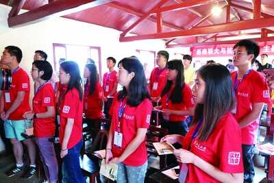 “没有足够的兵器，且拿我们的鲜血去”